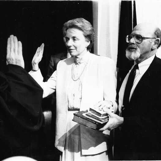Madeleine Kunin takes the oath as Vermont's first female governor