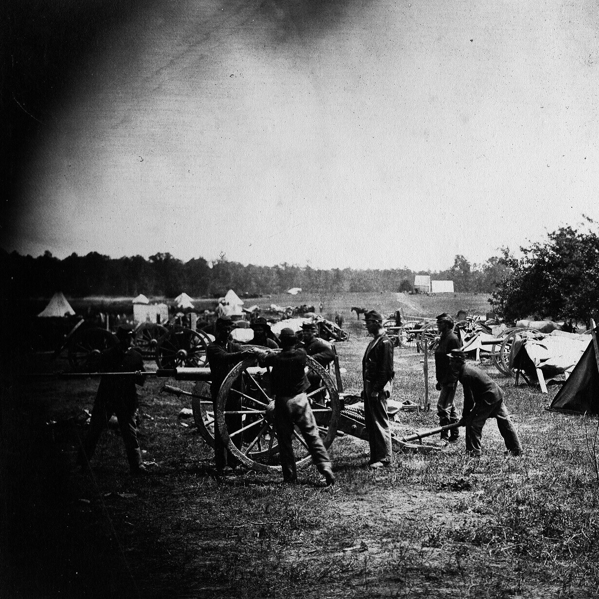 photo of Civil War soldiers using cannon